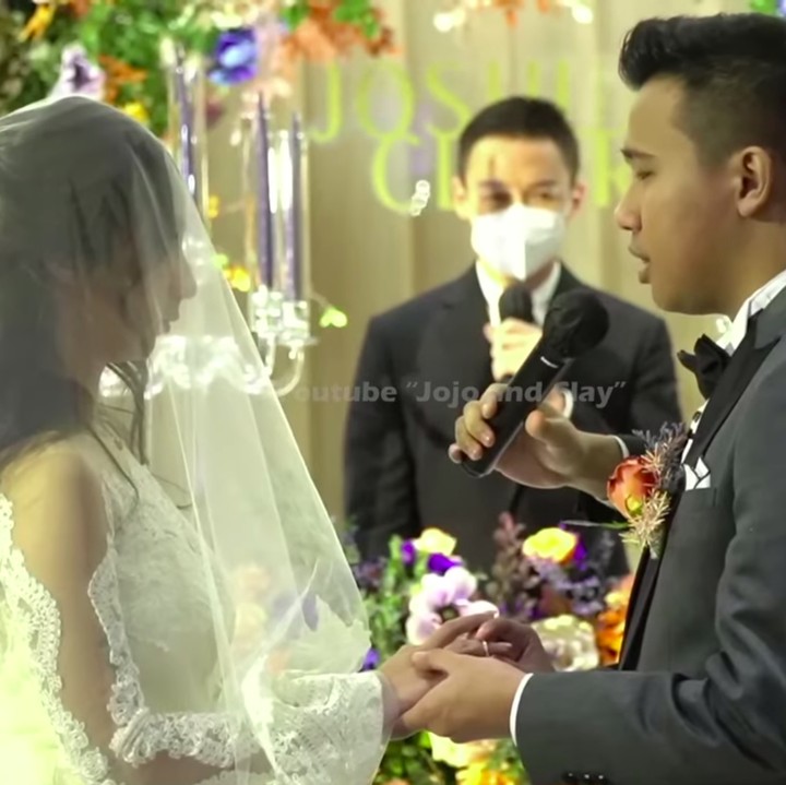 <p>Selanjutnya, pasangan yang akrab disapa dengan Jojo dan Clay itu pun memasangkan cincin di jari pasangan secara bergantian. (Foto: YouTube Jojo and Clay)</p>