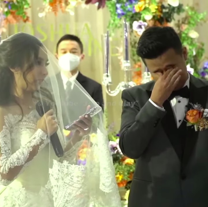 <p>Prosesi ini pun diiringi dengan tangisan haru dan kebahagiaan, Bunda. (Foto: YouTube Jojo and Clay)</p>