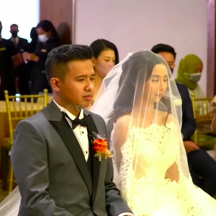 <p>Pernikahan Joshua dan Clairine hanya dihadiri oleh orang-orang terdekatnya, Bunda. Hari bahagia mereka pun terkesan sangat intim. (Foto: YouTube Jojo and Clay)</p>