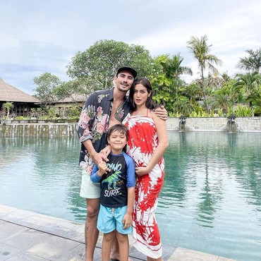 Perut Makin Besar, Intip 6 Momen Jedar & Vincent Liburan Keluarga