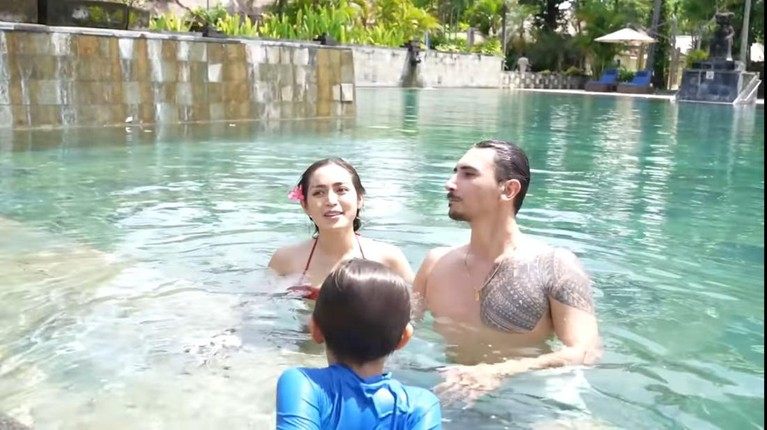 Jedar yang sedang hamil besar sedang menikmati liburan seru bareng suami dan anaknya. Yuk kita intip keseruannya!