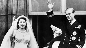 Gaun Pengantin Ratu Elizabeth II Dibeli Pakai Kupon Jatah Perang