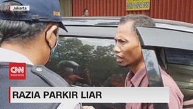 VIDEO: Terjaring Razia Parkir Liar, Pengemudi Taksi Online Protes