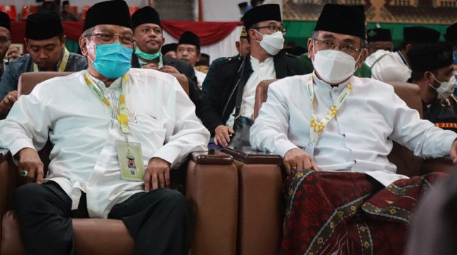 Yahya Cholil Staquf menyambangi tempat duduk Said Aqil Siraj dan memeluk tubuhnya, usai terpilih jadi Ketua Umum PBNU periode 2021-2026.