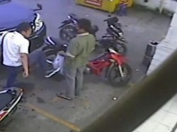Pukulan Sopir Mobil Medan Usai Senggol Motor Bikin Polisi Turun Tangan