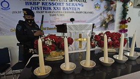 FOTO: Sterilisasi Gereja Jelang Misa Natal di Sejumlah Daerah