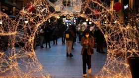 FOTO: Hening Malam Natal di Yunani Usai Larangan Pesta Cegah Omicron