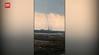 img-title VIDEO: Fenomena Angin Tornado Muncul di Perairan Probolinggo