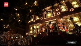 VIDEO: Kilau Cahaya Hiasi Malam Natal di New York