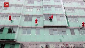 VIDEO:  Sinterklas 'Spiderman' Bergelantungan Di Rumah Sakit