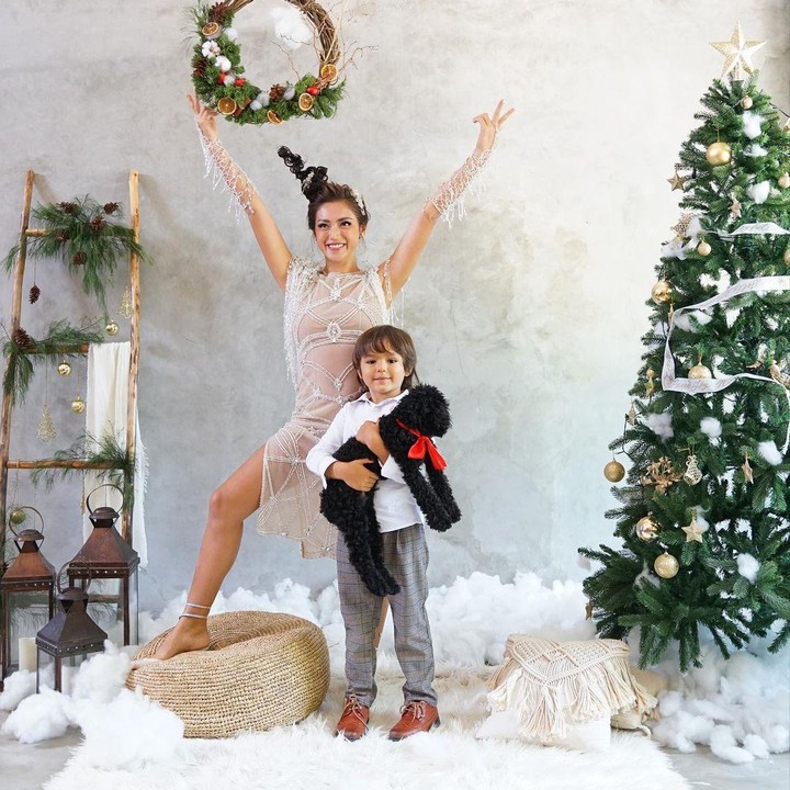 <p>Jessica Iskandar tak lupa bagikan momen rayakan Natal juga. Bersama El Barack, keduanya lakukan sesi foto menyenangkan dengan pohon Natal lengkap dengan salju buatan. (Foto: dok. Instagram @inijedar)</p>
