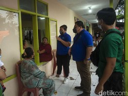 Melihat Momen Natal di Lokasi Pengungsian Erupsi Semeru