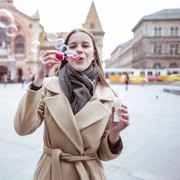 Memiliki Kesan Trendi Sekaligus Klasik, Berikut Cara Memadukan Trench Coat