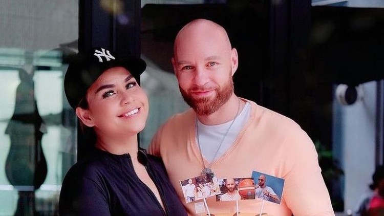 Keluarga Melaney Ricard dan Tyson Lynch Saat Makan Bareng