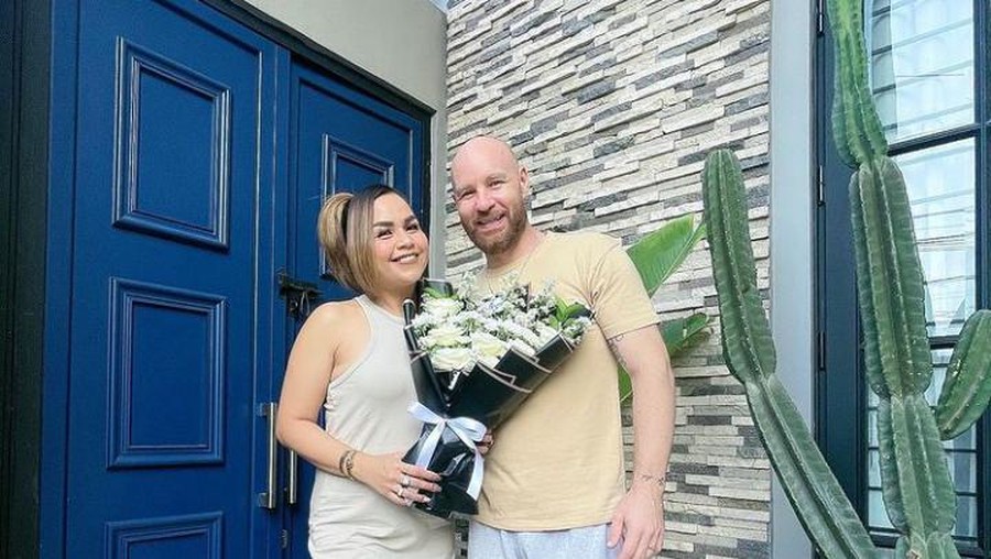 Keluarga Melaney Ricard dan Tyson Lynch Saat Makan Bareng