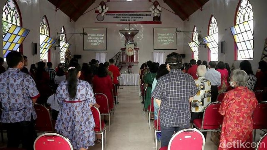 Jemaat Gereja Merah Kota Probolinggo menunaikan ibadah Natal. Durasi doa pujian dan khotbah dipangkas sehingga lebih singkat.