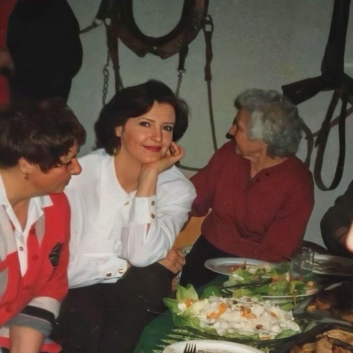 <p>Sophia juga mengunggah foto ibundanya saat berusia 50 tahun. Sophia juga tampak kagum dan tak segan memuji kecantikan ibundanya. <em>"Mama, 20 years ago, circa my age now. The prettiest lady on the block,"</em> tulis Sophia sebagai keterangan fotonya. (Foto: dok. Instagram @sophia_latjuba88)  </p>