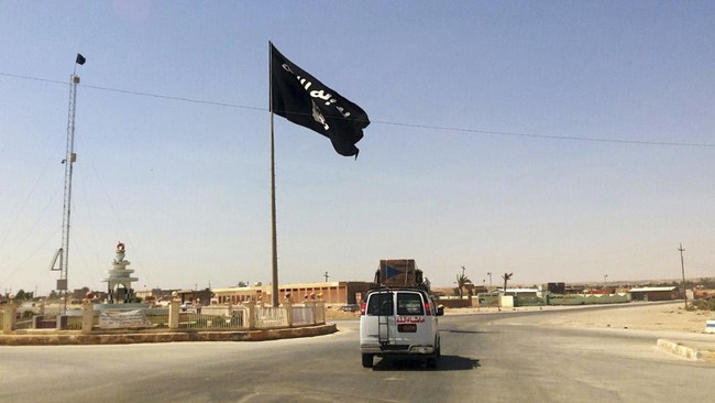 ISIS melancarkan serangannya terhadap bus militer Suriah pada Selasa (9/1) waktu setempat. Sebanyak 14 tentara Suriah dilaporkan tewas dalam serangan tersebut.
