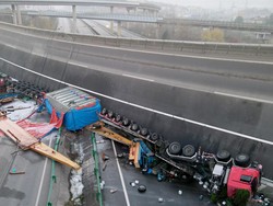 Ngeri! Jembatan Layang Tol Ambruk, Truk Kontener Terlihat seperti Mainan