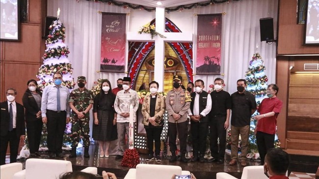 Mahfud MD Tinjau Natal di Surabaya, Kunjungi Gereja Korban Bom 2018 Mahfud MD meninjau pelaksanaan ibadah Nataru di Surabaya, di antaranya di Gereja Katedral Hati Kudus Yesus.