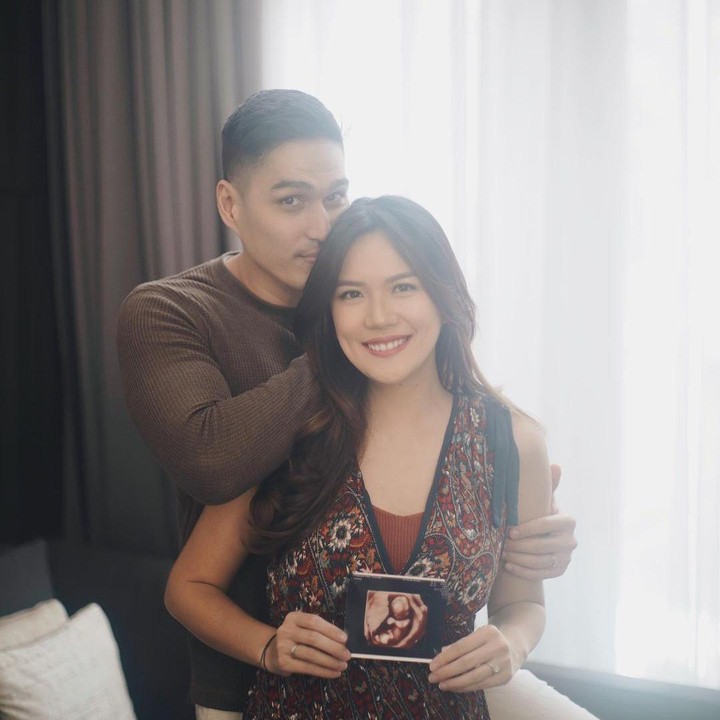 <p>Kebahagiaan itu diumumkan Marcel dan Deasy melalui akun Instagram pribadi masing-masing tepat di hari Natal pada Sabtu (25/12/2021). Keduanya mengunggah foto sambil memegang hasil USG. (Foto: dok. Instagram @marcelchandra)</p>