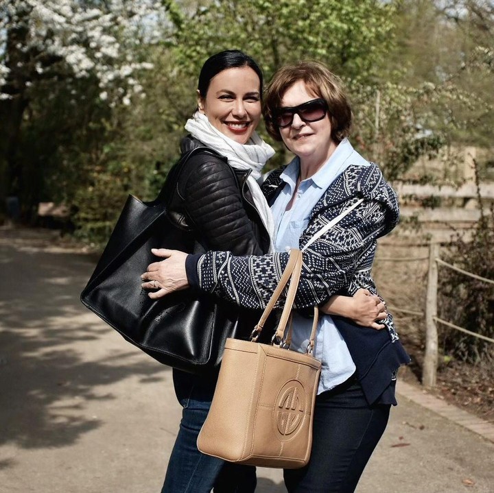<p>Dalam foto ini terlihat Sophia dan sang Bunda tampak seperti adik dan kakak. Keduanya juga tampak awet muda. <em>"This woman would kill for me. Happy Mother’s Day, Mama (emoji hati),"</em> tulis Sophia sebagai <em>caption</em>. (Foto: dok. Instagram @sophia_latjuba88)</p>