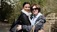 <p>Dalam foto ini terlihat Sophia dan sang Bunda tampak seperti adik dan kakak. Keduanya juga tampak awet muda. <em>"This woman would kill for me. Happy Mother’s Day, Mama (emoji hati),"</em> tulis Sophia sebagai <em>caption</em>. (Foto: dok. Instagram @sophia_latjuba88)</p>
