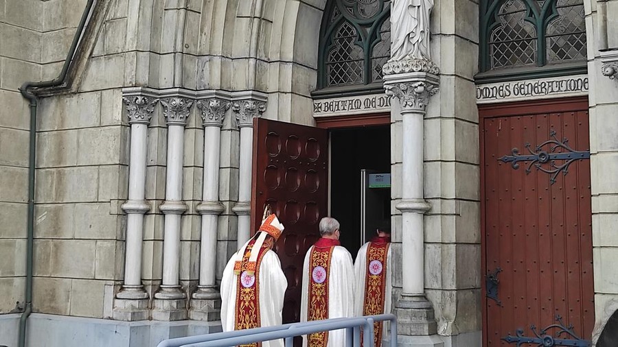 suasana gereja katedral saat misa natal suasana gereja katedral saat misa natal