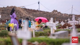 FOTO: Doa untuk Terkasih di Pusara Rorotan kala Natal