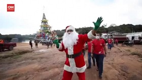 VIDEO: Sinterklas Bawa Hadiah untuk Anak-anak di Tepi Sungai Amazon