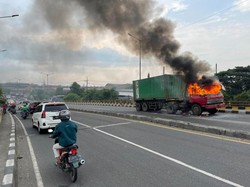Truk Trailer Terbakar di Jembatan Trosobo Sidoarjo