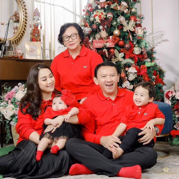<p>Keluarga Basuki Tjahaja Purnama alias Ahok tengah diselimuti kebahagiaan. Mereka baru saja merayakan Hari Natal, Bunda. (Foto: Instagram @btpnd @fdphotography90)</p>