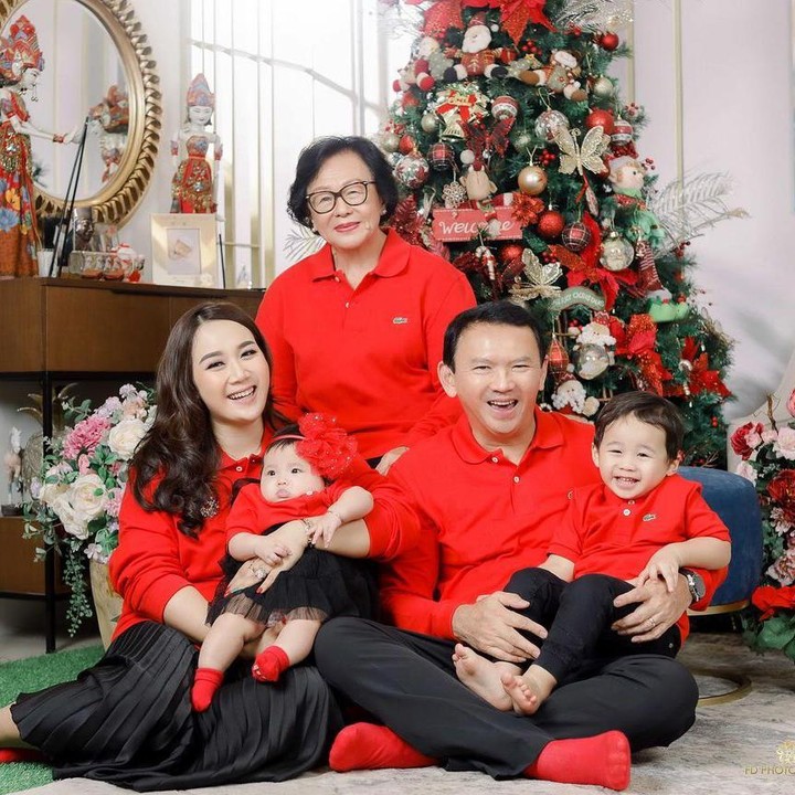<p>Ahok melakukan sesi pemotretan bersama keluarga di hari spesial tersebut. Ia turut mengajak Ibunda, sang istri, dan kedua anaknya berpose di depan pohon Natal. (Foto: Instagram @btpnd @fdphotography90)</p>