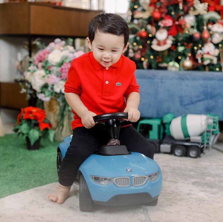 <p>Yosafat kini juga telah menjadi kakak untuk adiknya, Sarah Eliana Purnama. Cepat tumbuh menjadi kakak yang pintar ya, Yosafat! (Foto: Instagram @btpnd @fdphotography90)</p>