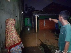 Cerita Sunarti dan Cucunya Naik Genteng Saat Banjir Terjang Jatinangor