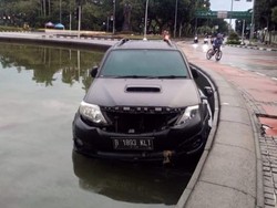 Kecelakaan Tunggal, Fortuner Nyebur ke Kolam Air Mancur Patung Kuda