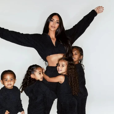 Alasan Kim Kardashian Nggak Malam Tahun Baruan dengan Pacar Berondong