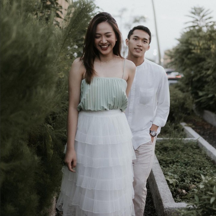 <p>Pebulutangkis Jonatan Christie belum lama ini telah bertunangan dengan Shania Junianatha atau Shanju eks JKT48. Mereka kompak mengumumkannya pada 26 Desember 2021, sehari setelah Hari Natal. (Foto: Instagram @shanju)</p>