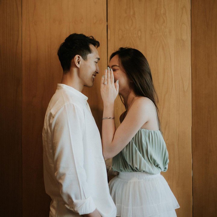 <p>Pebulutangkis Jonatan Christie akhirnya membawa hubungannya dengan Shania Junianatha atau Shanju eks JKT48 kata tahap serius. Keduanya kini telah resmi bertunangan, Bunda. (Foto: Instagram @shanju)</p>
