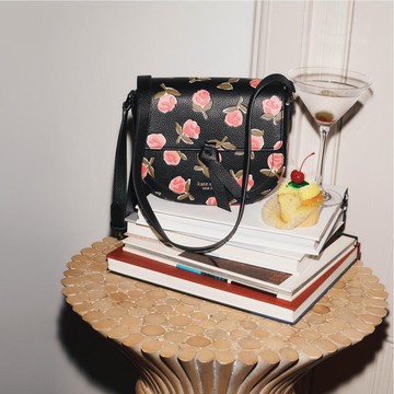 img-title Kate Spade New York Hadirkan Suasana Liburan yang Festive dan Fun di Koleksi Terbaru
