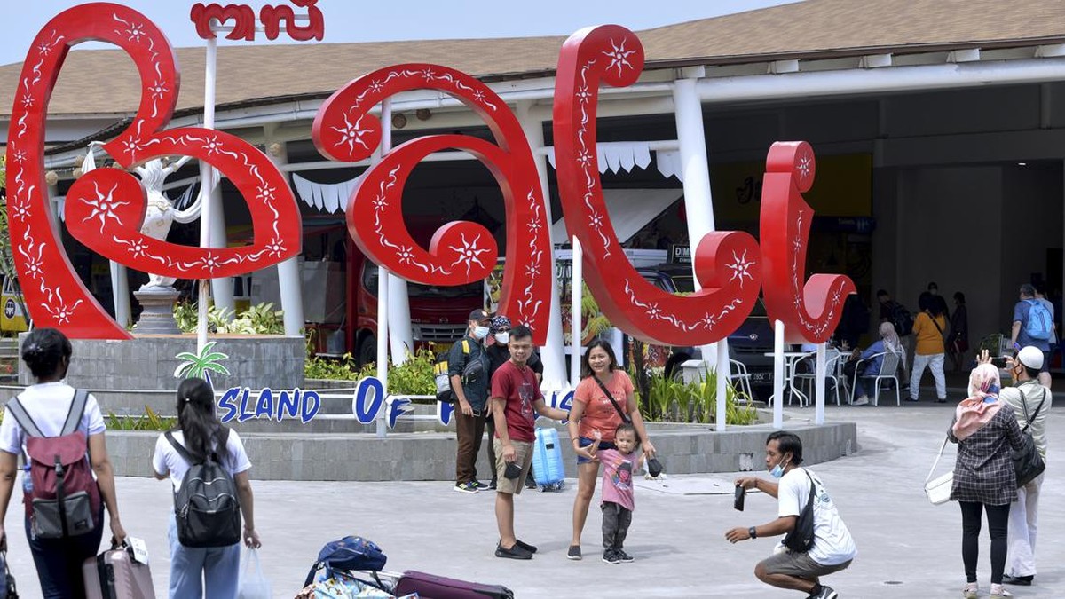FOTO: Ramai Wisatawan Lokal Nikmati Libur Natal di Bali