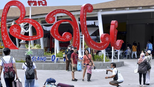PT Angkasa Pura I (Persero) memperkirakan Bandara Internasional I Gusti Ngurah Rai melayani 42 ribu penumpang per hari selama gelaran KTT G20 di Bali.