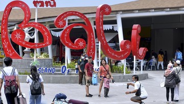 Bandara Bali Dibuka Lagi untuk Penerbangan Internasional 4 Februari Pemerintah memutuskan untuk kembali membuka penerbangan internasional ke Bali mulai Jumat (4/2) mendatang meski covid menggila.