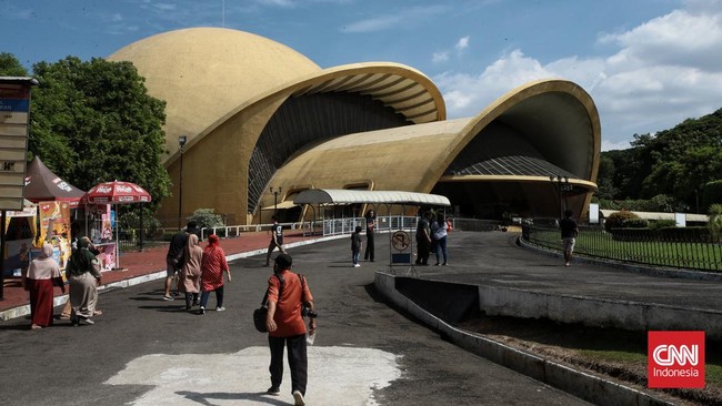 Taman Mini Indonesia Indah (TMII), Jakarta Timur dikunjungi 9.570 wisatawan pada akhir pekan awal tahun baru 2022, Minggu (2/1).