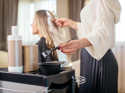 Ibu Menyusui Boleh kok Mewarnai Rambut, Tapi Ada Beberapa Syaratnya