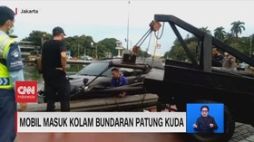 VIDEO: Mobil Masuk Kolam Bundaran Patung Kuda