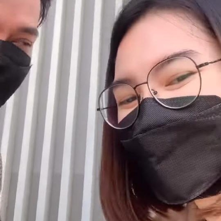 <p>Dalam kesempatan lain, Nella dan Dory sempat berseloroh bahwa keduanya sempat terkunci di luar rumah. (Foto: Instagram @nellakharisma @doryharsa)</p>