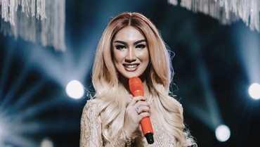 img-title Bikin Kaget, Ratu Waria Ini Akui Punya Pacar Wanita