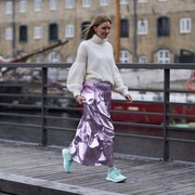 Patut Dicoba, Ini Trik Gaya Memakai Maxi Skirt! Dari Santai sampai Formal