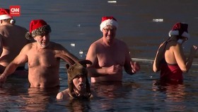 VIDEO: Rayakan Natal Setengah Telanjang di Danau Beku